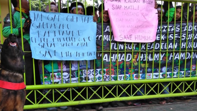 Aksi sejumlah pengemudi ojek online di PN Surabaya untuk Ahmad Hilmi Hamdani. (Foto: Dok. Istimewa)
