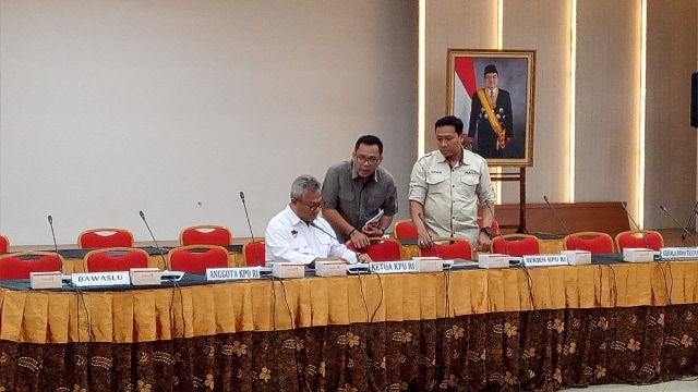 Rapat pleno persiapan Debat Kedua Pemilu 2019 di kantor KPU. (Foto: Fadjah Hadi/kumparan)