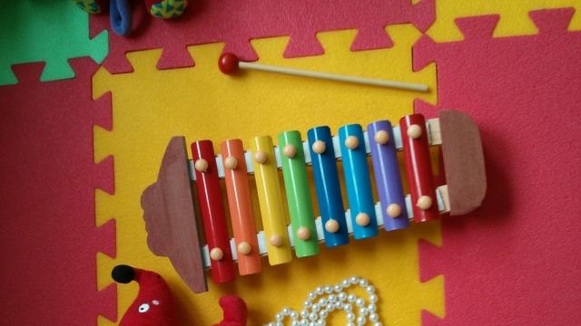 Ilustrasi mainan bayi dengan pemukul untuk menghasilkan bunyi (Foto: Shutterstock)