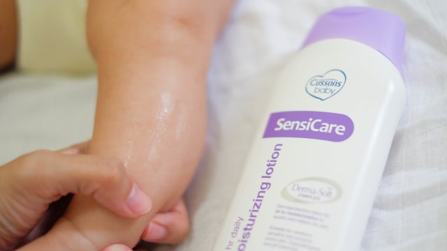 Cussons Cussons Sensicare 24hr Daily Moisturizing Lotion ketika diaplikasikan.    