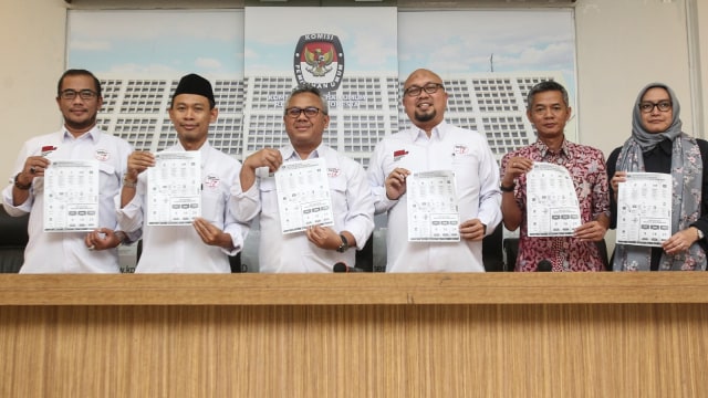 Ketua KPU Arief Budiman, Komisioner KPU Hasyim Asy'ari, Pramono Ubaid, Ilham Saputra, Wahyu Setiawan dan Evi Novida Ginting menunjukkan berkas Caleg mantan koruptor di kantor KPU. Foto: Antara/Dhemas Reviyanto