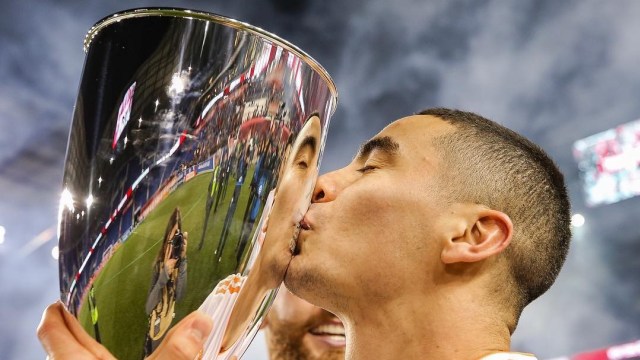 Miguel Almiron dengan trofi MLS. (Foto: Dok. Atlanta United)