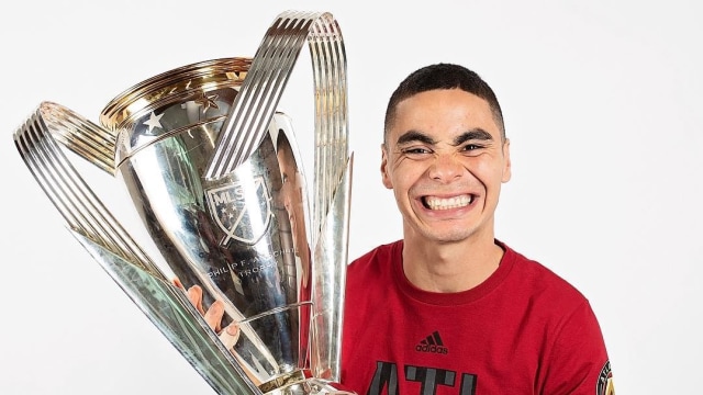 Miguel Almiron dengan trofi MLS. (Foto: Dok. Atlanta United)