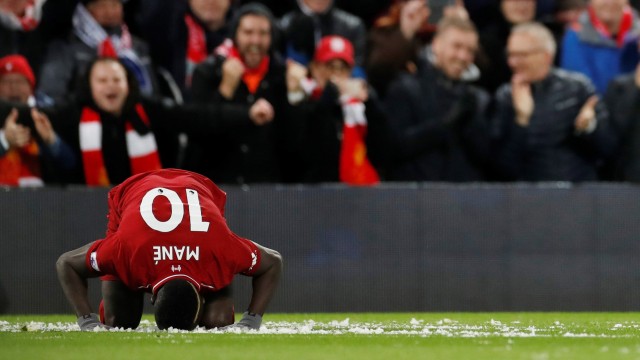 Sujud syukur Sadio Mane usai membobol gawang Leicester City. Foto: Action Images via Reuters/Carl Recine