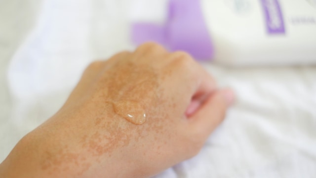  Teksturnya gel bening, ketika diaplikasikan tidak terlalu banyak busa atau deterjen.          