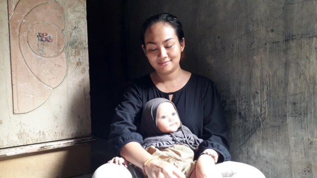 Putri Yolanda, Istri Ahmad Hilmi Driver Ojol tersangka Lakalantas. (Foto: Yuana Fatwalloh/kumparan)