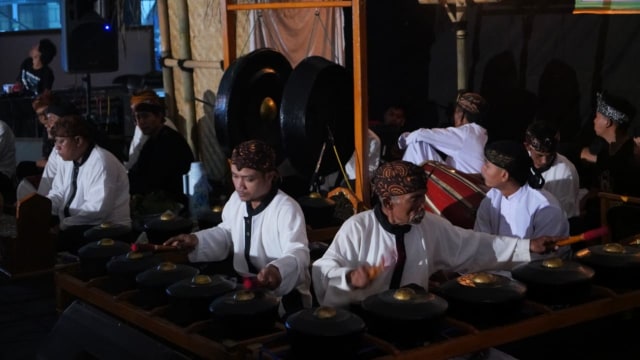 Goong Renteng Mbah Bandong Sasaka Waruga Pusaka Situs Bumi Alit Kabuyutan tampil pada acara Pentas Kreativitas dan Apresiasi Seni (PKAS) di ISBI, Bandung yang mengusung tema “Buhun Identity Of Indonesian Culture". (Foto: Agus Bebeng/Bandungkiwari)