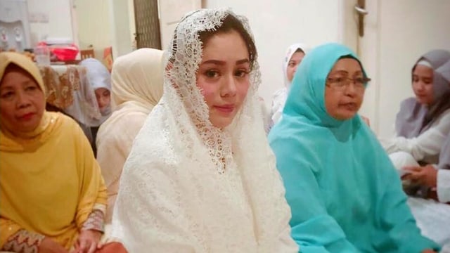 Saphira Indah (tengah) saat acara tasyakuran 4 bulanan. (Foto: Instagram/@saphira_indah)