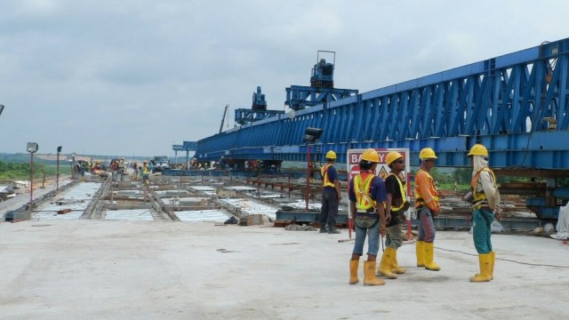 Pekerja di lokasi pembangunan Tol Trans Sumatera ruas Terbanggi Besar-Kayu Agung, Lampung. (Foto: Resya Firmansyah/kumparan)