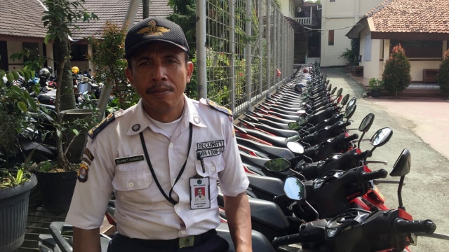 Slamet Gunaedi, satpam SMAN 4 Tangsel yang rajin susun motor siswa. (Foto: Muhammad Lutfan Darmawan/kumparan)