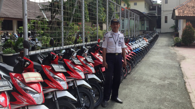 Slamet Gunaedi, satpam SMAN 4 Tangsel yang rajin susun motor siswa. (Foto: Muhammad Lutfan Darmawan/kumparan)