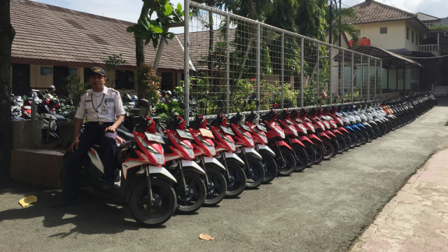 Slamet Gunaedi, satpam SMAN 4 Tangsel yang rajin susun motor siswa. (Foto: Muhammad Lutfan Darmawan/kumparan)