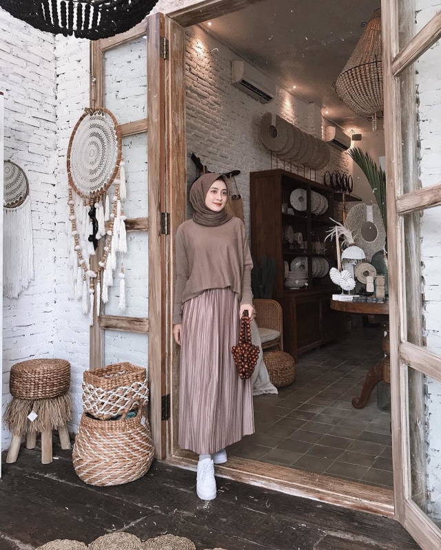 Inspirasi padu padan busana hijab dengan sneakers. (Foto: Instagram @helminursifah)