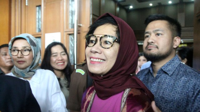 Mantan Direktur Utama PT Pertamina (Persero) Karen Galaila Agustiawan usai menjalani sidang perdana sebagai terdakwa di Pengadilan Tindak Pidana Korupsi Jakarta, Kamis (31/1). (Foto: Helmi Afandi/kumparan )