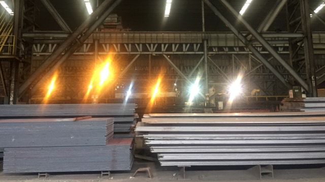 Suasana di dalam Pabrik Baja Milik PT Gurun Raja Paksi di Cikarang, Bekasi.  Foto: Ema Fitriyani/kumparan 