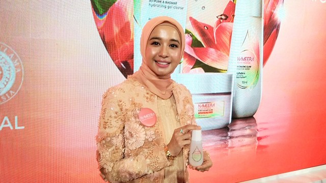 Laudya Cynthia Bella dalam peluncuran Nameera Aquatic Botanical di Kota Kasablanka, Jakarta Selatan, Kamis (31/1).  (Foto: Maria Gabrielle Putrinda/kumparan)