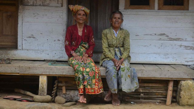 Dua warga adat kesepuhan Kampung Naga di Kabupaten Tasikmalaya, Jawa Barat. (Foto: ANTARA FOTO/Adeng Bustomi)