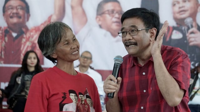 Politisi PDIP, Djarot Syaiful Hidayat, mendengarkan testimoni peserta atas program Jokowi pada acara Pembekalan dan Konsolidasi Pemenangan Jokowi-Amin, Kamis (31/1).  (Foto: Jamal Ramadhan/kumparan)