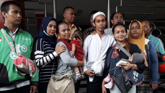 Driver Ojol Ahmad Hilmi bersama keluarga di Lapas Medaeng. (Foto: Yuana Fatwalloh/kumparan)