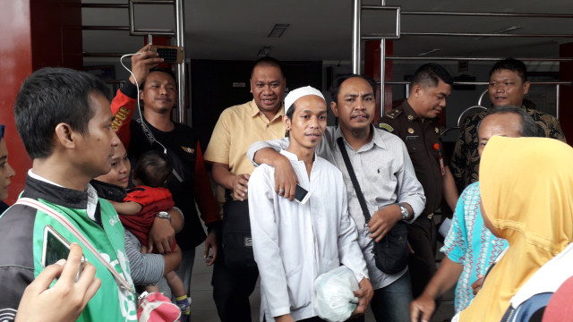 Driver Ojol Ahmad Hilmi Tersangka Lakalantas keluar dari Lapas Medaeng. (Foto: Yuana Fatwalloh/kumparan)