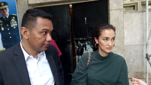 Atiqah Hasiholan (kanan) dan Kuasa Hukum Ratna Sarumpaet, Insank Nasruddin (kiri) di Polda Metro Jaya, Kamis (31/1).  (Foto: Maulana Ramadhan/kumparan)