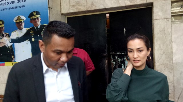Atiqah Hasiholan (kanan) dan Kuasa Hukum Ratna Sarumpaet, Insank Nasruddin (kiri) di Polda Metro Jaya, Kamis (31/1). (Foto: Maulana Ramadhan/kumparan)