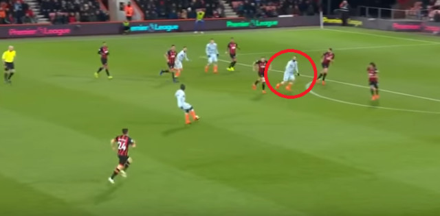 Higuain acap gagal memberikan opsi umpan ideal kepada pembawa bola. (Foto: Cuplikan pertandingan via Youtube.)