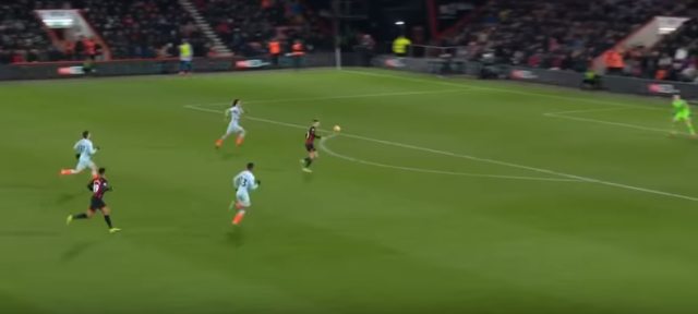 Area pertahanan Chelsea kosong jelang gol kedua Bournemouth. (Foto: Cuplikan Pertandingan via Youtube.)