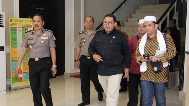 Fadli Zon usai menjenguk Habib Bahar Smith di tahanan Polda Jabar. (Foto: Twitter/@fadlizon)