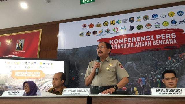 Bernardus Wisnu Widjaja, Deputi Bidang Pencegahan dan Kesiapsiagaan BNPB  (tengah), di acara konferensi pers BNPB, Kamis (31/1). (Foto: Sayid Mulki Razqa/kumparan)