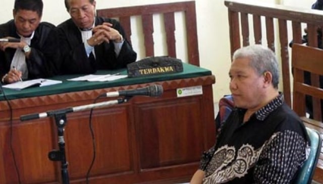 I Nyoman Susrama, terdakwa kasus pembunuhan wartawan Radar Bali A.A Narendra Prabangsa, dalam sidang di Pengadilan Negeri Denpasar.
 Foto: ANTARA FOTO/ANTARA/Nyoman Budhiana