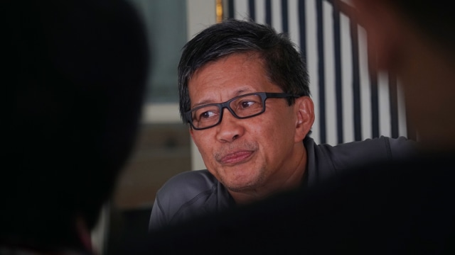 Rocky Gerung saat diwawancara di kantor kumparan. Foto: Fitra Andrianto/kumparan
