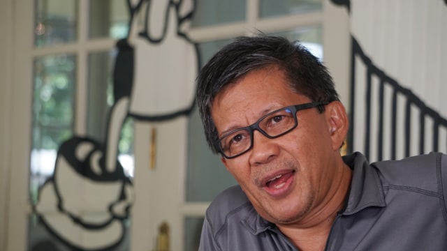 Rocky Gerung saat diwawancara di kantor kumparan. Foto: Fitra Andrianto/kumparan