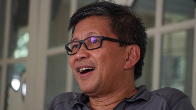 Rocky Gerung saat diwawancara di kantor kumparan. Foto: Fitra Andrianto/kumparan