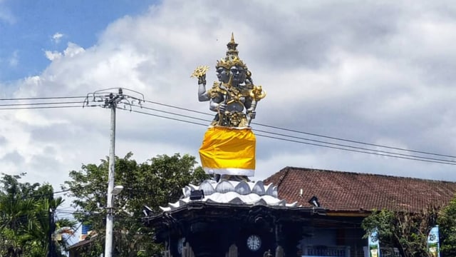 Patung Catur Muka di Bali. Foto: Instagram @karanggoakbali