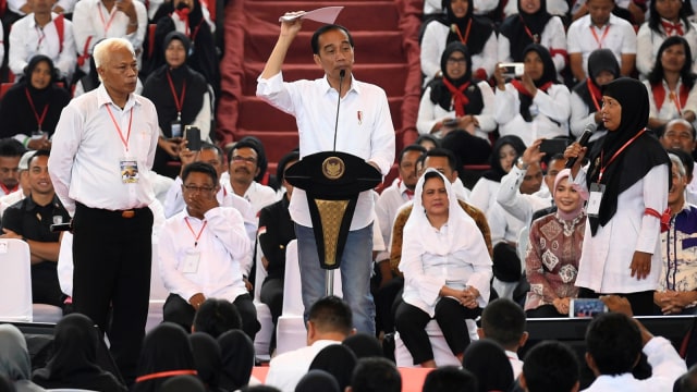 Presiden Joko Widodo (tengah) berdialog dengan Tenaga Harian Lepas (THL) Tenaga Bantuan Penyuluh Pertanian (TBPP) di GOR Jatidiri, Semarang, Jawa Tengah, Minggu (3/2). Foto: ANTARA FOTO/Puspa Perwitasari