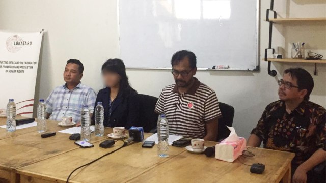 RA dan para pendamping memberikan konferensi pers terkait Kepres Pemberhentian SAB sebagai Dewan Pengawas BPJS di Lokataru Institute, Jakarta Timur. Foto: Ferry Fadhlurrahman/kumparan