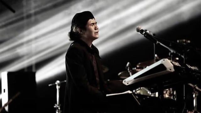 Dul menangis saat konser di Malaysia. Foto: Instagram @duljaelani