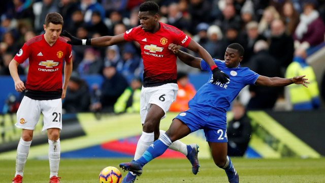 Pemain Manchester United, Paul Pogba, berduel dengan pemain Leicester City. Foto: Reuters/Andrew Boyers