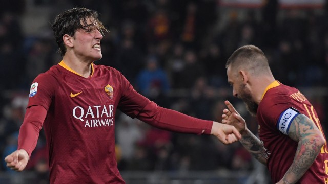 De Rossi merayakan gol Zaniolo di laga Roma vs Milan. Foto: Tiziana FABI / AFP