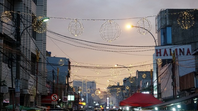 Suasana kulineran malam di kawasan Pasar Lama Tangerang. Foto: Iqbal Firdaus/kumparan