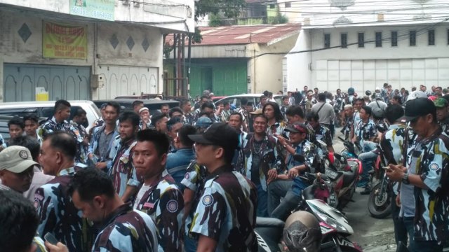 Ratusan kader IPK berkumpul di depan kantor IPK Medan saat akan mengelar konferensi pers, di Jalan Burjamhal, Kabupaten Deli Serdang, Sumatera Utara, Senin (4/2). Foto: Rahmat Utomo/kumparan
