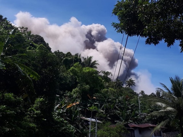 Awan Panas Gunung Karangetang yang meletus pada 2 Februari 2019 dan masih terus terjadi hingga saat ini. (foto: franky salindeho)