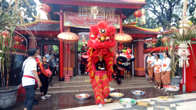 Upacara tolak bala di Vihara Dharmayana atau Lee Gwan Bio, Kuta, Bali, jelang Tahun Baru Imlek 2570. Foto: Denita BR Matondang/kumparan