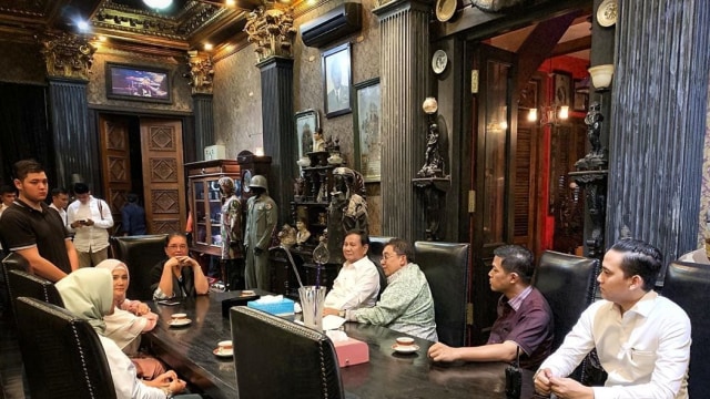 Capres nomor urut 02 Prabowo Subianto mengunjungi rumah musisi Ahmad Dhani, Senin (4/2) Foto: instagram @rizky_irmansyah