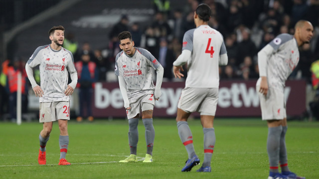 Para pemain Liverpool lesu usai ditahan imbang West Ham United. Foto: REUTERS/David Klein