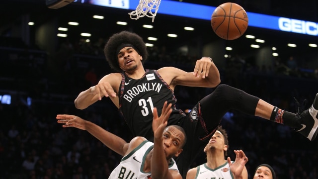 Bucks seruduk Nets. Foto: USA Today/Reuters/Brad Penner