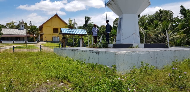 Tugu Tri Kora Dikelilingi Tumput Liar dan Warna Tugu mulai pudar ,Foto: Paul/BalleoNews.com
