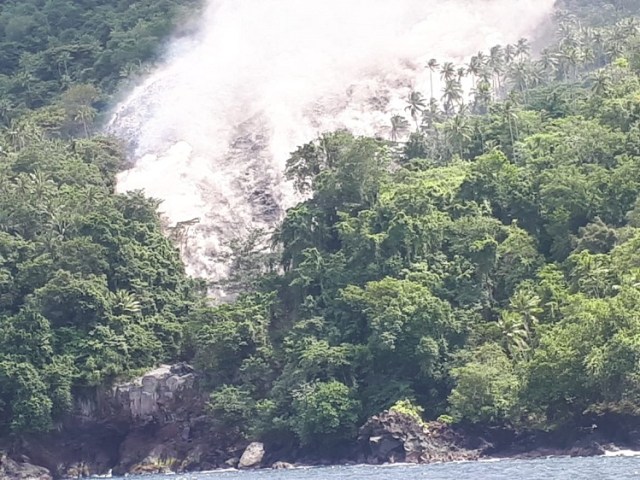 Guguran Lava Gunung Karangetang yang terus meluas dan telah mendekati bibir pantai (foto: franky salindeho)