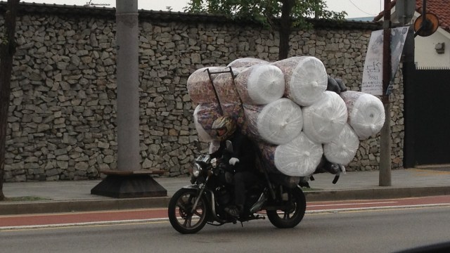 Ilustrasi sepeda motor angkut barang berlebihan. Foto: bullen.eu